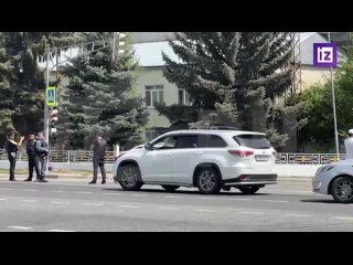 Место нападения на правоохранителей в Карачаево-Черкесии оцеплено, работают сотрудники СК, рассказал корреспондент Радмир Хасано