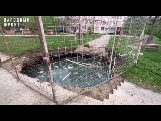 В Белгороде возле детской площадки появился опасный водный объект.