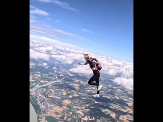 🪂 Воздушные гимнасты, они такие

Девушка исполняет гимнастические трюки во время прыжка с парашютом..mp4
