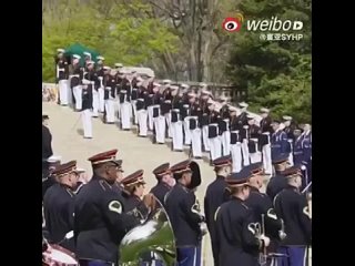 El Primer Ministro japonés, Fumio Kishida, fue a rendirle homenaje a las tropas  que lanzaron dos bombas atómicas sobre su propi