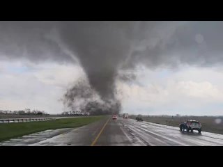 ❗️Самый мощный торнадо за последние 2,5 года накрыл США

Торнадо бушует в Небраске, Айове и Техасе, пользователи соцсетей тем вр