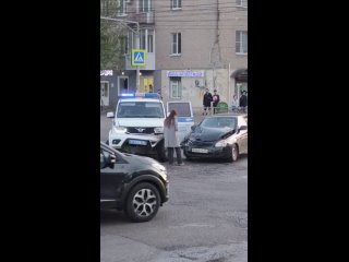 Полицейский автомобиль с включенными мигалками попал в аварию на улице 9 Января в Воронеже