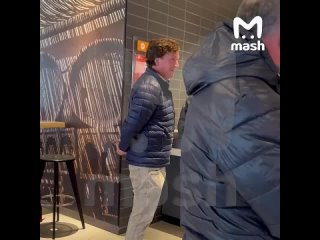 El video captura a Tucker Carlson en un “McDonald’s ruso“, esperando pacientemente su pedido de hamburguesas, papas fritas y ref