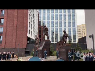 В Екатеринбурге открыли восьмиметровый памятник спасателям