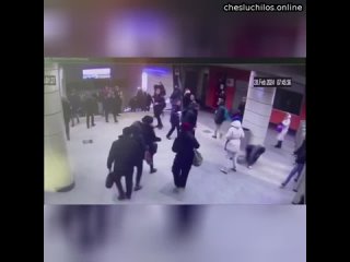 Москвич не оплатил проезд в метро и ударил в лицо женщину-контролера. Инцидент произошел 28 февраля.