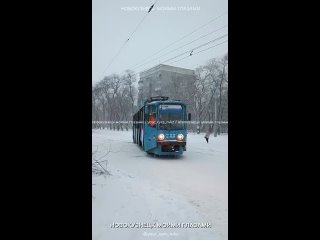 В Новокузнецке из-за снегопада сошел с рельсов трамвай на Октябрьском.
