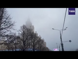 🇷🇺 Un épais brouillard a enveloppé Moscou, recouvrant les gratte-ciel du Centre de commerce international de Moscou (Moskva-City