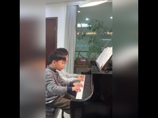 Мальчики из провинции Цзянсу сыграли на фортепиано песню Владимира Трошина