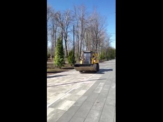 В парке Островского вот такая техника помогает в уборке) Работают на чистый город