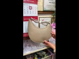 Женская сумка-полумесяц