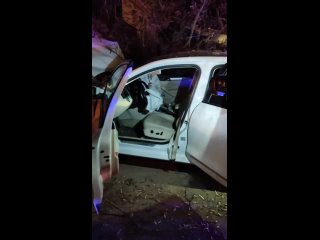 Авария в районе городского стадиона в Тирасполе. Машина врезалась в дерево, за рулём был очень молодой водитель