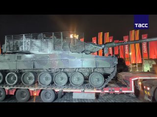 В Москву привезли трофейные танки Leopard 2A6 и T-72. Экспозиция разместится перед Музеем Победы.