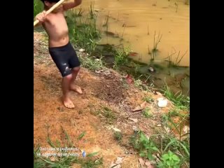 Детская рыбалка на реке.