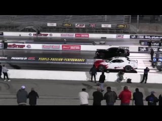 Drag Racing: Chevrolet Camaro SS VS Dodge Challenger Hellcat Redeye