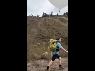 Упрощение пешего туризма: парень привязал к рюкзаку шар с гелием, избавившись от лишней тяжести.