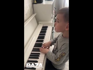 У незрячего мальчика из Москвы редкий талант — он может сыграть на фортепиано на слух любую мелодию, которую услышит