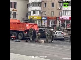 Разбитые машины и витрины: последствия прилёта снаряда ВСУ в мирном районе Белгорода.  На кадрах слу