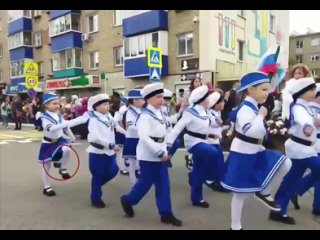 👏 В Менделеевске воспитанник детского сада №11 во время марша на параде в честь Дня Победы потерял ботинок, но, не... (видео)