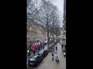 🇩🇪Este lunes 1º de abril,  se llevó a cabo en Hamburgo la Marcha de Pascuas