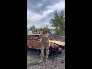 Украинка хотела записать слезливое видео, но запалила ящики со снарядами в разрушенной украинской школе. Тем самым только подтве