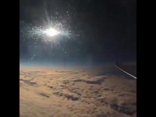 Unglaubliche Aufnahmen der vorgestrigen totalen Sonnenfinsternis aus einem Flugzeugfenster, die zunächst Mexiko bedeckte und dan