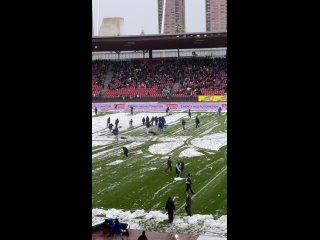 Фанаты Цюриха помогли очистить поле от снега в матче чемпионата Швейцарии с Санкт-Галленом.