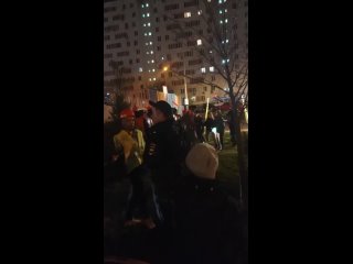 ❗️В Люблино рабочие подрались с местными жителями, которые пытались остановить стройку ТЦ в своем дворе на улице Краснодарская