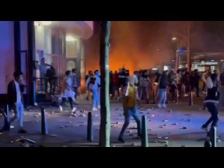 Ночью две враждующие группы эритрейцев устроили беспорядки в нидерландской Гааге. Мигранты подожгли несколько полицейских автомо