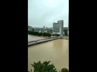 Масштабное наводнение накрыло Китай,  Reuters