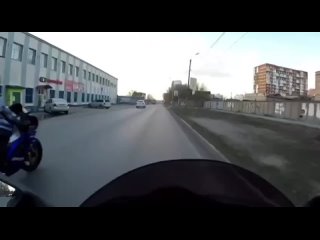 Мотоциклист в Омске чудом остался жив после столкновения с автомобилем