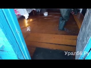 Село Ащебутак Домбаровского района ушло под воду. Люди пытаются спасти себя и скот