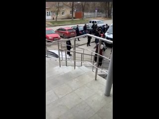 ️В промзоне Березовского задержали несколько десятков мигрантов - нелегалов