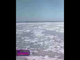 Водители пытаются пересечь замерзшую реку в Приморье  машины проваливаются под лед одна за другой