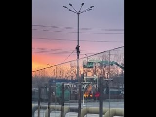 Мужчина залез на фонарь в Уссурийске