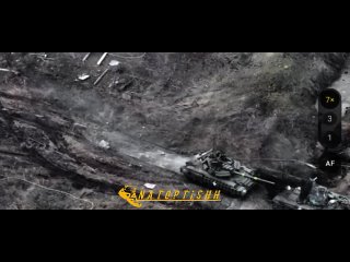 El ejrcito ruso en la regin de Jarkov destruy el tanque ucraniano T-64BV, que intentaba sacar el IMR del barro