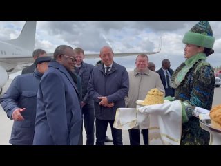 В Казань прибыл Умару Сисоку Эмбало — президент Гвинея-Бисау.   Его лично встретил Рустам Минниханов. Ранее лидер... (видео)