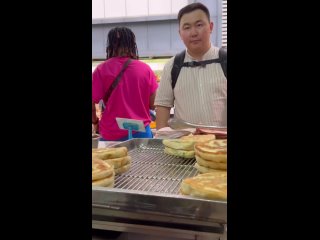 Панда Саха продолжает тестить еду в Китае и снимать аппетитные видео. “Ох уж этот фирменный взгляд, устремленный вдаль“