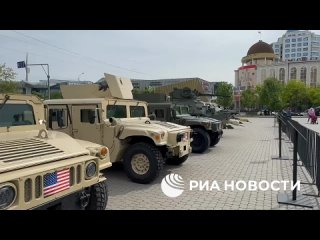 В Грозном открылась выставка трофейной военной техники из зоны спецоперации. Среди экспонатов - бронемашины украинского, британс