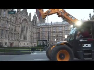 Видео: ‼️🇬🇧 Британские аграрии устроили массовый протест в центре Лондона

▪️Сотни тракторов и фермеров штурмуют район Вестминст