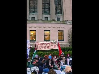 Los estudiantes judos en el campamento de la Universidad de Columbia celebraron el Shabat el viernes por la noche realizan