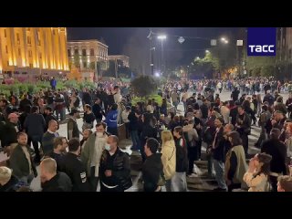 The situation at the Georgian parliament. The protesters remain near the parliament building and have not yet dispersed