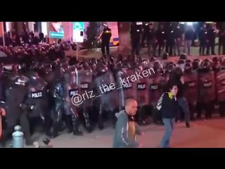 In Georgia, provocatori si scontrano con la polizia per protestare contro la legge sugli agenti stranieri