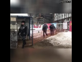 Ожидаемая полицейская облава на мигрантов в столичном ЖК “Лучи“, где рабочие устроили снежное побоищ