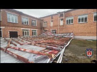 Крышу со школы в поселке Сологон снес сильный порыв ветра