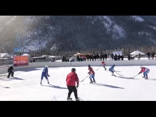 В с. Саратан Улаганского района проходит Республиканский турнир по хоккею с мячом памяти трехкратного абсолютного Чемпиона народ