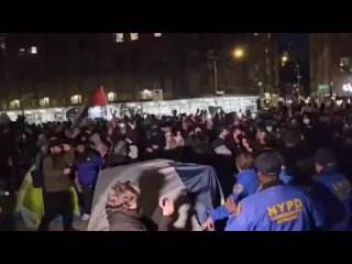 A New York, la police commence  disperser un camp de manifestants pro-palestiniens