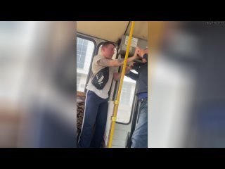 В новосибирском автобусе после замечания вести себя потише парень напал на мужчину, но это было ошиб
