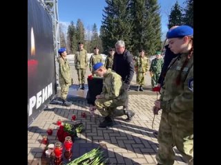 Жители Горно-Алтайска приносят цветы к стихийному мемориалу на центральной площади в память о погибших от рук террористов в подм