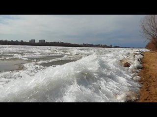 На Иртыше в Омске тронулся лед