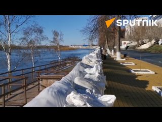 ️ Las aguas del río Tobol inundaron las casas de la ciudad rusa de Kurgán casi hasta los tejados, la policía de tráfico no deja